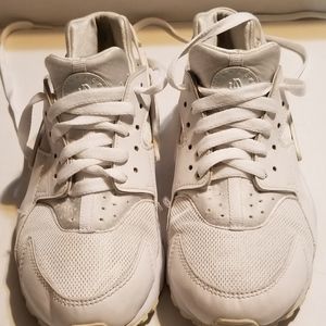 WOMEN'S NIKE HUARACHE SHOES SZ.7Y